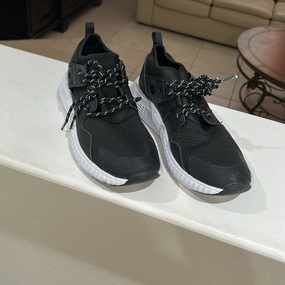 Everlast Women’s Raegen Running Shoes Size 10 

New without box.

Bin #10 - Picture 1 of 7